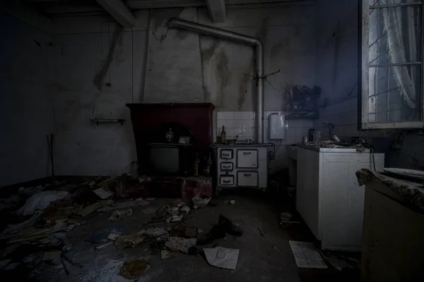 Cocina Con Estufa Leña Fregadero Casa Abandonada Foto Alta Calidad —  Fotos de Stock