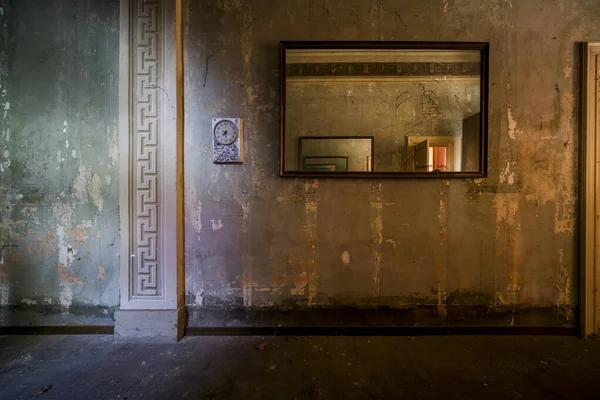Entrada Com Espelho Casa Abandonada Foto Alta Qualidade — Fotografia de Stock