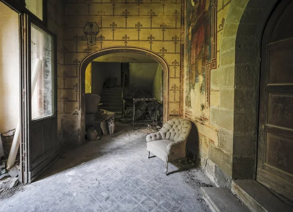 Couloir Avec Fenêtres Fauteuil Dans Une Maison Abandonnée Photo Haute — Photo