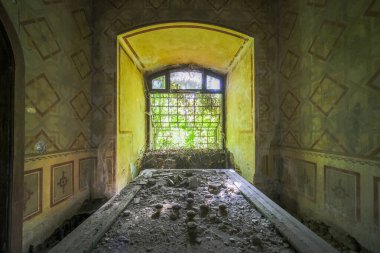 Terk edilmiş evdeki eski bilardo masası. yüksek kaliteli fotoğraf