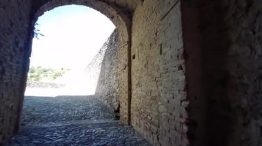 İtalya, Parma yakınlarındaki Langhirano 'daki Torrechiara kalesinin iç koridorunda yürü.