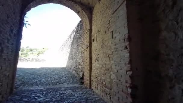 Περπατήστε στον εσωτερικό διάδρομο του κάστρου Torrechiara στο Langhirano κοντά Πάρμα, Ιταλία — Αρχείο Βίντεο