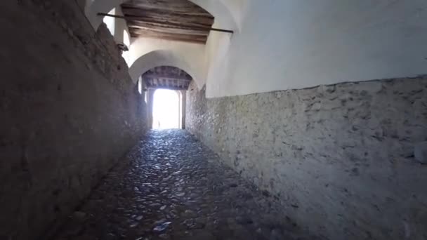 Paseo por el corredor interno del castillo de Torrechiara en Langhirano cerca de Parma, Italia — Vídeos de Stock