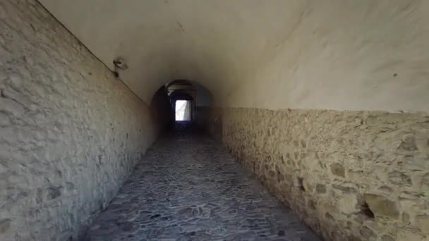 Paseo por el corredor interno del castillo de Torrechiara en Langhirano cerca de Parma, Italia — Vídeos de Stock