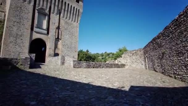 Pemandangan halaman dan pintu masuk istana Torrechiara di Langhirano dekat Parma, Italia — Stok Video