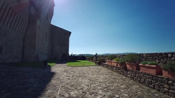 Utsikt över den överlägsna innergården på väggarna i Torrechiara slott i Langhirano nära Parma, Italien — Stockvideo