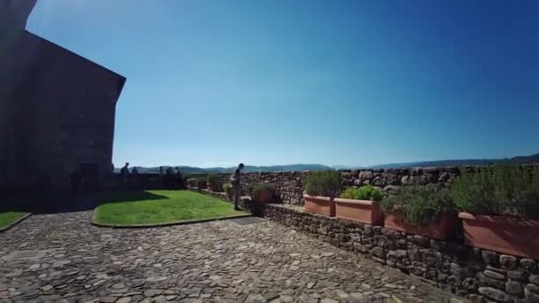 Uitzicht op de binnenplaats op de muren van kasteel Torrechiara in Langhirano bij Parma, Italië — Stockvideo