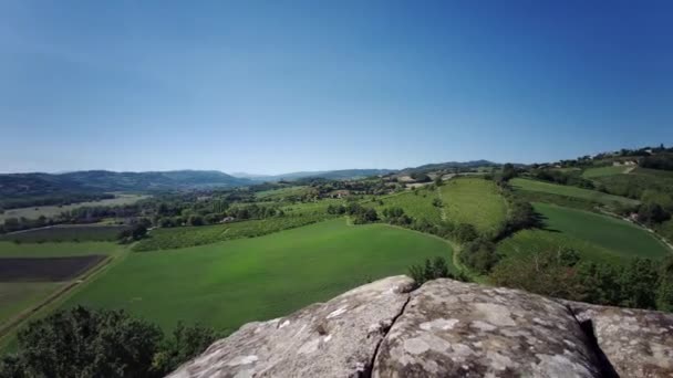 Вид на Пармскую долину со стен замка Торчиара в Лангхирано, Италия — стоковое видео