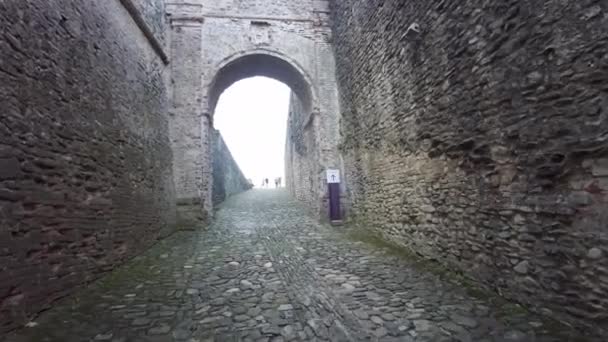 Vista de la colina que conduce a la entrada del castillo de Torrechiara en Langhirano cerca de Parma, Italia — Vídeos de Stock