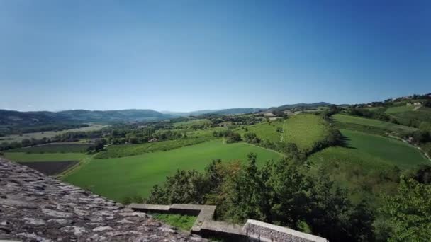 Vista panorámica del valle de Parma desde las murallas del castillo de Torrechiara en Langhirano, Italia — Vídeos de Stock