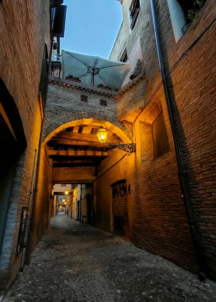 İtalya 'nın Ferrara kentindeki Via delle volte caddesine yakın görüş. Yüksek kalite fotoğraf