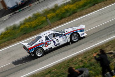 Reggio Emilia, İtalya - 2016 26 06: Reggio Apennines 'in serbest etkinliği Lancia Lancia Rallisi 037 Martini. Yüksek kalite fotoğraf
