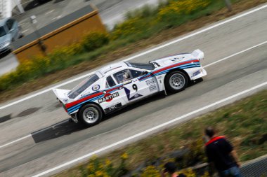 Reggio Emilia, İtalya - 2016 26 06: Reggio Apennines 'in serbest etkinliği Lancia Lancia Rallisi 037 Martini. Yüksek kalite fotoğraf