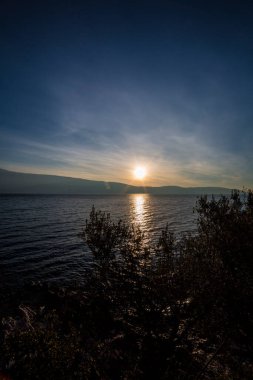 Garda Gölü tuzlu, güzel renkli gündoğumu. Yüksek kalite fotoğraf
