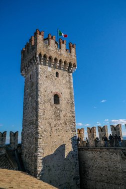 Garda Gölü 'ndeki Sirmione Kalesi' ndeki casuslar. Yüksek kalite fotoğraf