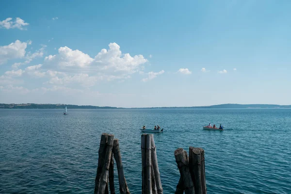 Piloni Legno Sul Lago Bracciano Nelle Giornate Sole Foto Alta — Foto Stock