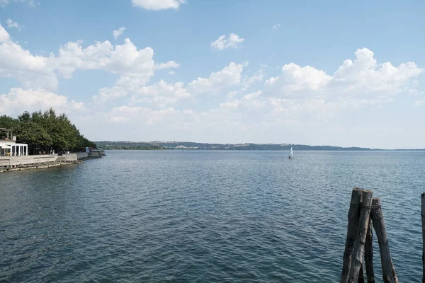 Pylônes Bois Sur Lac Bracciano Par Temps Ensoleillé Photo Haute — Photo