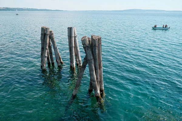 Pylônes Bois Sur Lac Bracciano Par Temps Ensoleillé Photo Haute — Photo