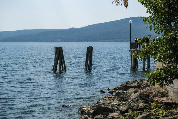 Pylônes Bois Sur Lac Bracciano Par Temps Ensoleillé Photo Haute — Photo