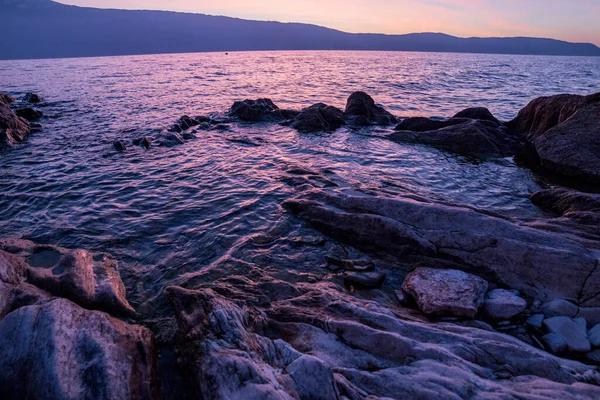 Lago Garda Salo Hermoso Amanecer Colorido Con Rocas Foto Alta —  Fotos de Stock