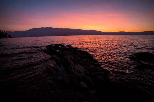 Danau Garda Asin Matahari Terbit Yang Indah Penuh Warna Foto — Stok Foto