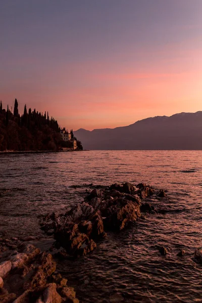 ガルダ湖は美しい色鮮やかな日の出を塩漬け 高品質の写真 — ストック写真