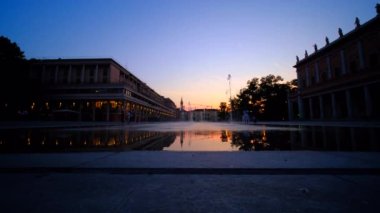 Reggio Emilia tiyatro vadilerinin önündeki zafer meydanında üç renk çeşmesi