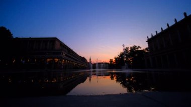 Reggio Emilia tiyatro vadilerinin önündeki zafer meydanında üç renk çeşmesi