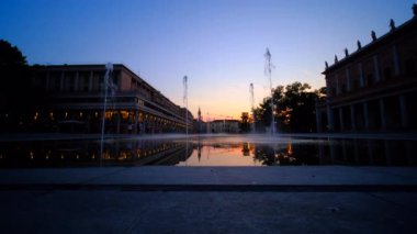 Reggio Emilia tiyatro vadilerinin önündeki zafer meydanında üç renk çeşmesi
