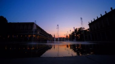 Reggio Emilia tiyatro vadilerinin önündeki zafer meydanında üç renk çeşmesi