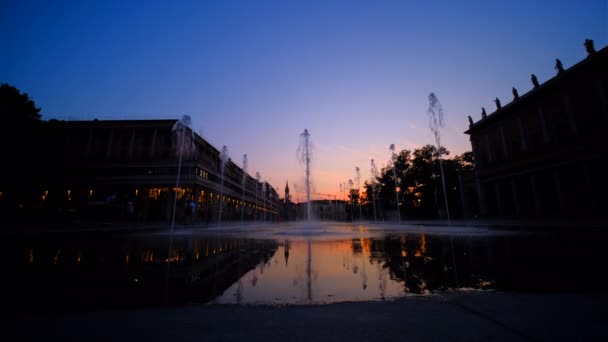 Reggio Emilia Seger Torg Framför Teatern Dalar Tricolor Lysande Fontän — Stockvideo