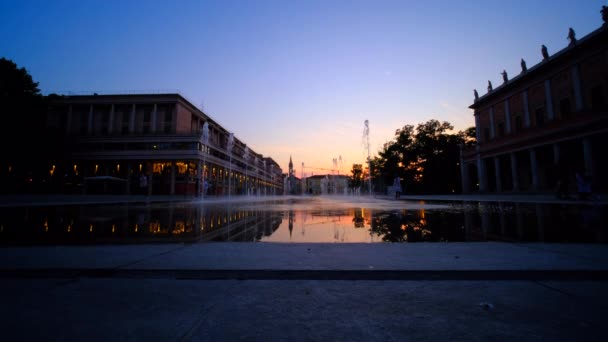 Reggio Emilia Seger Torg Framför Teatern Dalar Tricolor Lysande Fontän — Stockvideo