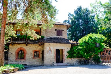 İtalya 'nın Piacenza kenti yakınlarındaki ortaçağ köyü Grazzano Visconti' de bir ev. Yüksek kalite fotoğraf