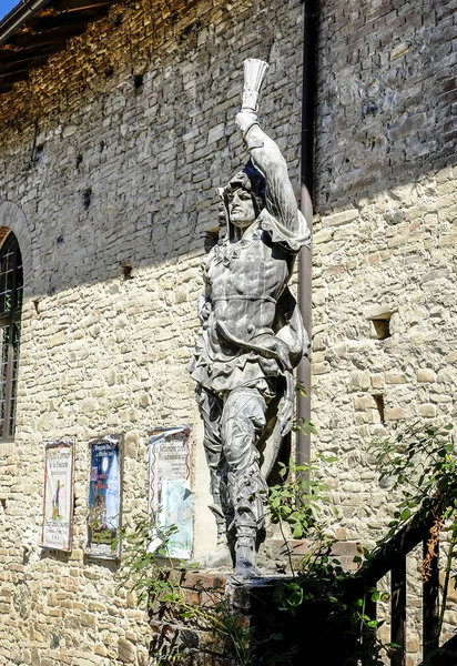 Talya Piacenza Yakınlarındaki Grazzano Visconti Eski Bir Bronz Heykel Yüksek — Stok fotoğraf