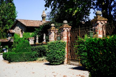 İtalya, Piacenza yakınlarındaki Grazzano Visconti kalesinin ikinci kapısı. Yüksek kalite fotoğraf