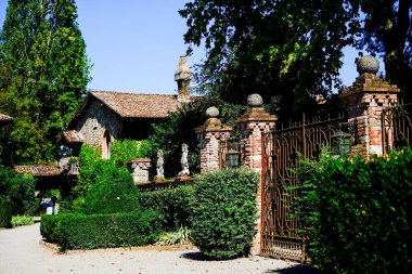 İtalya, Piacenza yakınlarındaki Grazzano Visconti kalesinin ikinci kapısı. Yüksek kalite fotoğraf