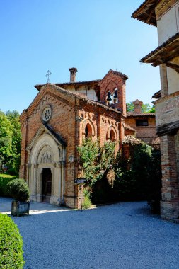 İtalya 'nın Piacenza kenti yakınlarındaki ortaçağ köyü Grazzano Visconti' deki küçük gotik kilise. Yüksek kalite fotoğraf