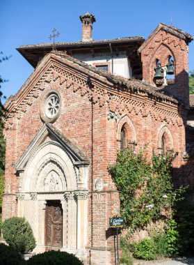 İtalya 'nın Piacenza kenti yakınlarındaki ortaçağ köyü Grazzano Visconti' deki küçük gotik kilise. Yüksek kalite fotoğraf