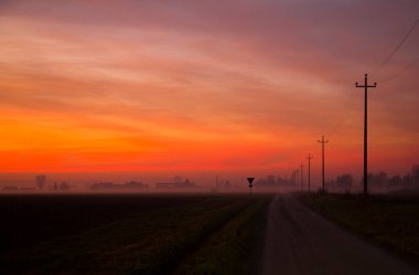 Gün batımında renkli bulutlu bir gökyüzü. Yüksek kalite fotoğraf