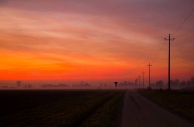 Gün batımında renkli bulutlu bir gökyüzü. Yüksek kalite fotoğraf