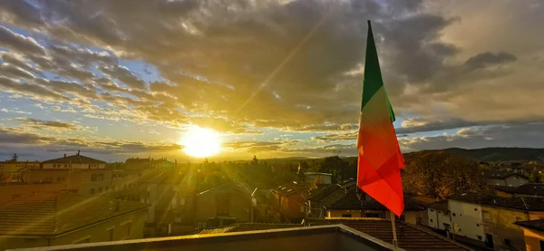 Bandera Italiana Contra Cielo Nublado Atardecer Sobre Los Tejados Bibbiano —  Fotos de Stock