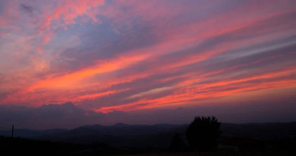 Tepelerin Üzerinde Renkli Bir Günbatımı Yüksek Kalite Fotoğraf — Stok fotoğraf