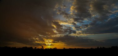 Gün batımında renkli fırtınalı bir gökyüzü. Yüksek kalite fotoğraf