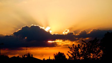 Bulutların arkasında güneş olan renkli günbatımı gökyüzü. Yüksek kalite fotoğraf