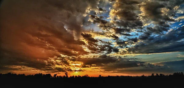 Kleurrijke Stormachtige Lucht Bij Zonsondergang Hoge Kwaliteit Foto — Stockfoto