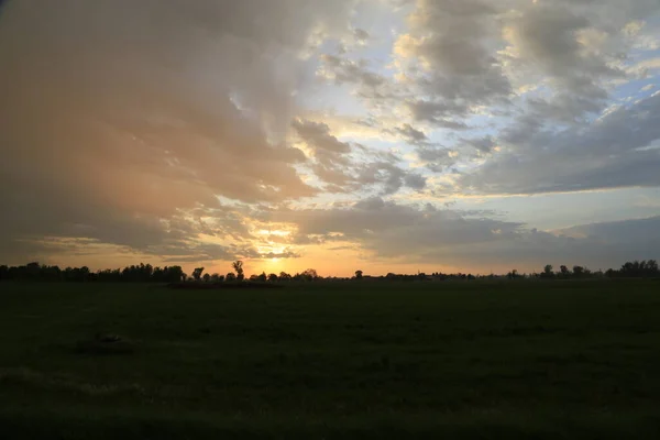 Oranje Bewolkte Lucht Bij Zonsondergang Hoge Kwaliteit Foto — Stockfoto