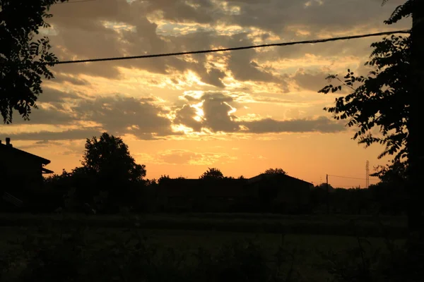 Langit Berawan Oranye Saat Matahari Terbenam Foto Berkualitas Tinggi — Stok Foto