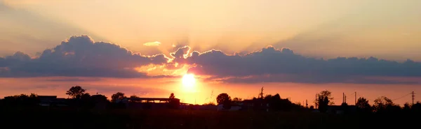 Kleurrijke Zonsondergang Hemel Met Zon Achter Wolken Hoge Kwaliteit Foto — Stockfoto