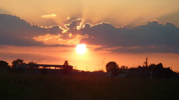 Kleurrijke Zonsondergang Hemel Met Zon Achter Wolken Hoge Kwaliteit Foto — Stockfoto