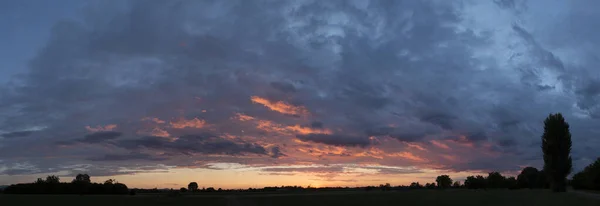 Bunt Stürmischer Himmel Bei Sonnenuntergang Mit Sonne Hinter Den Wolken — Stockfoto